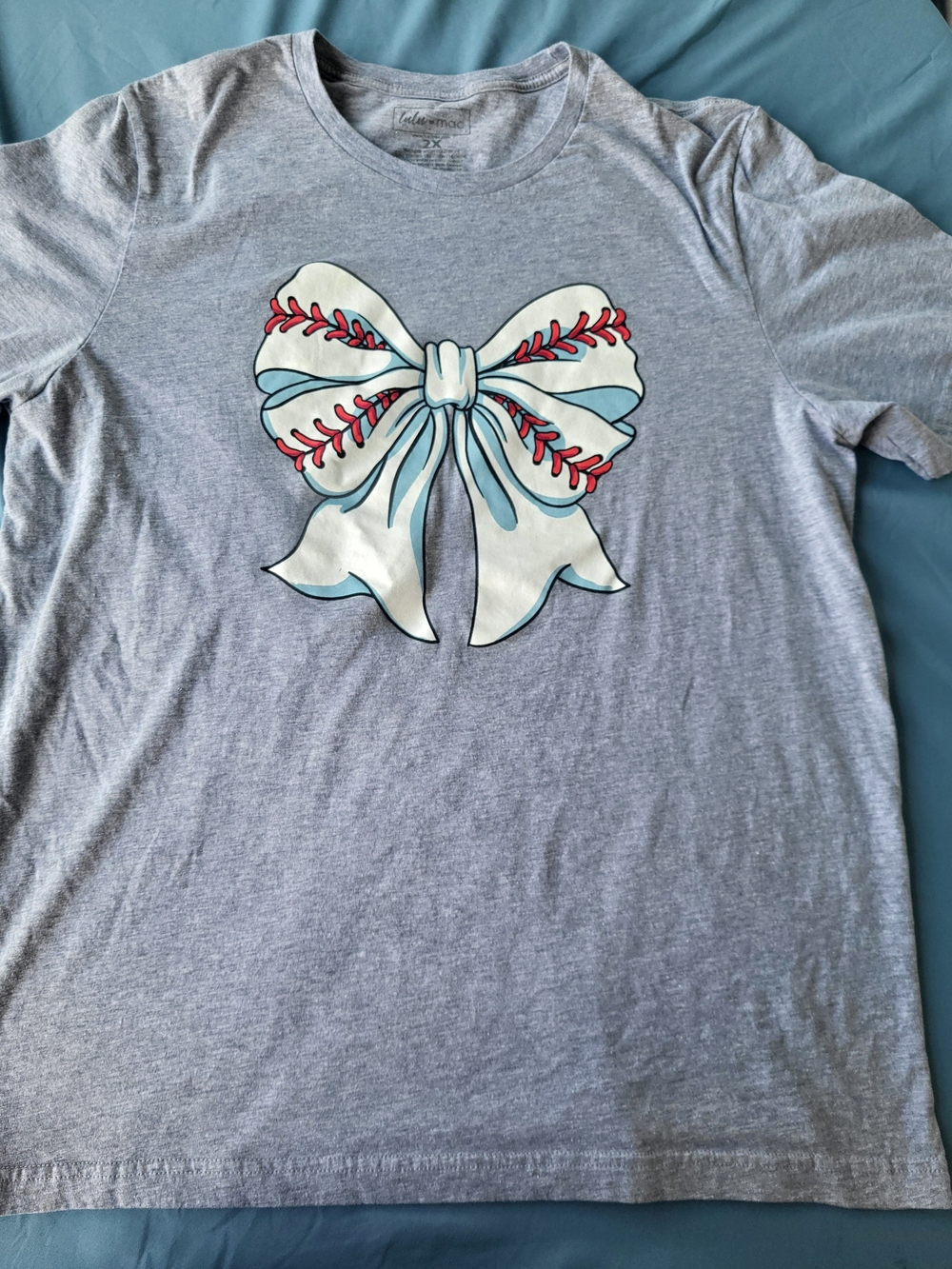 Gray Short Sleeve Tee with Decorative Bow Graphic